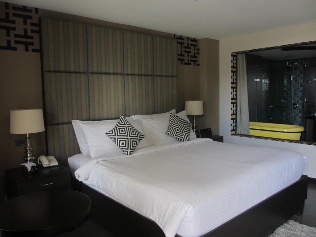 The Theodore Hotel تاجيتاي المظهر الخارجي الصورة