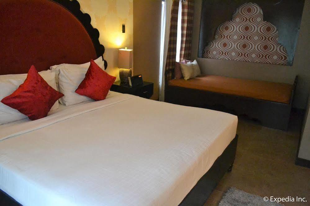 The Theodore Hotel تاجيتاي المظهر الخارجي الصورة